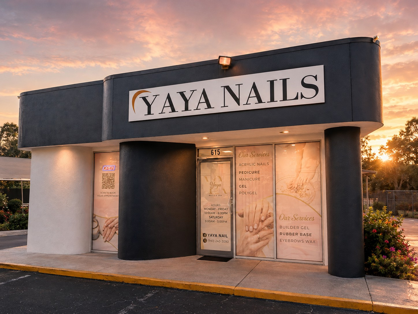 La fachada de Yaya Nails en Bradenton al atardecer, con el letrero de la media luna dorada sobre la puerta